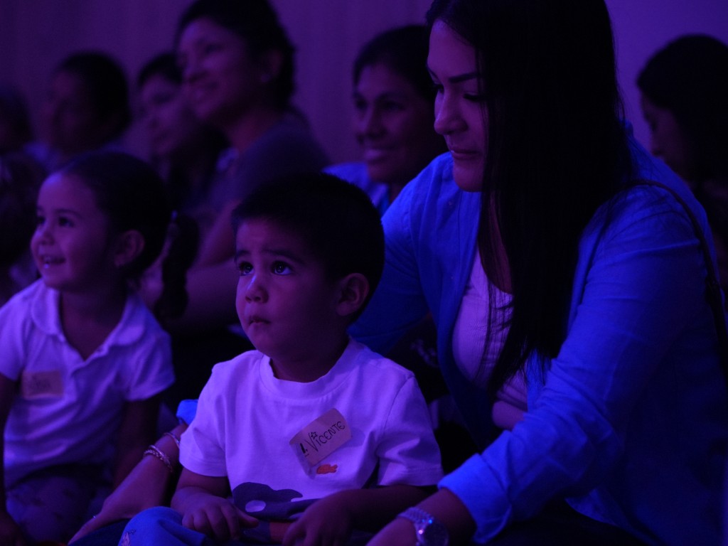 Familias reunidas en una celebración de CREW